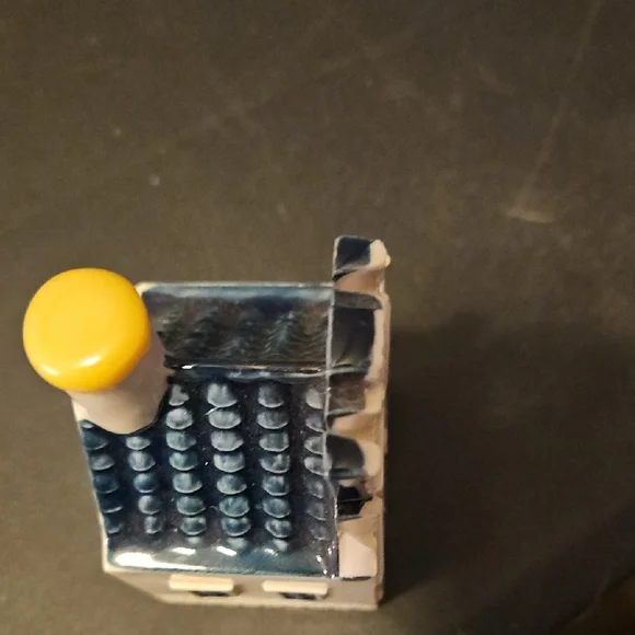 KLM Delft Ceramic Dutch House Figurine - White and Blue Collectabke # 76 - Picture 6 of 9